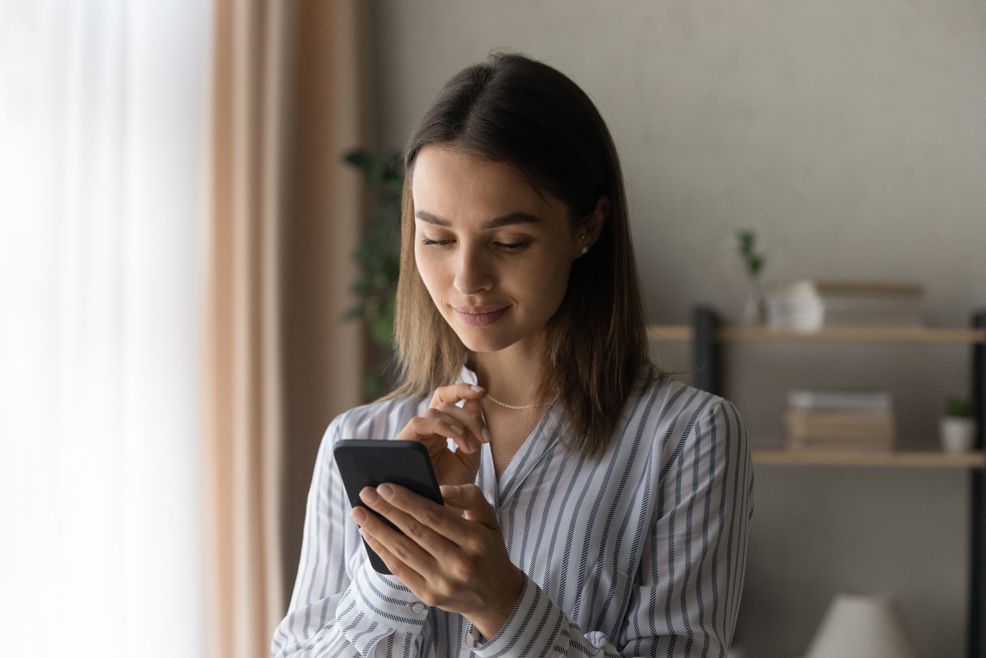 A woman uses digital patient engagement tools on her smartphone.